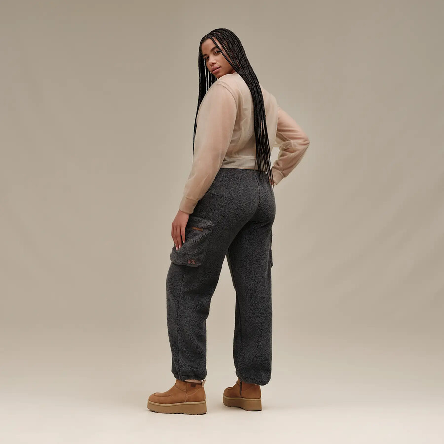 ニーシャ ugg フラフ カーゴパンツ